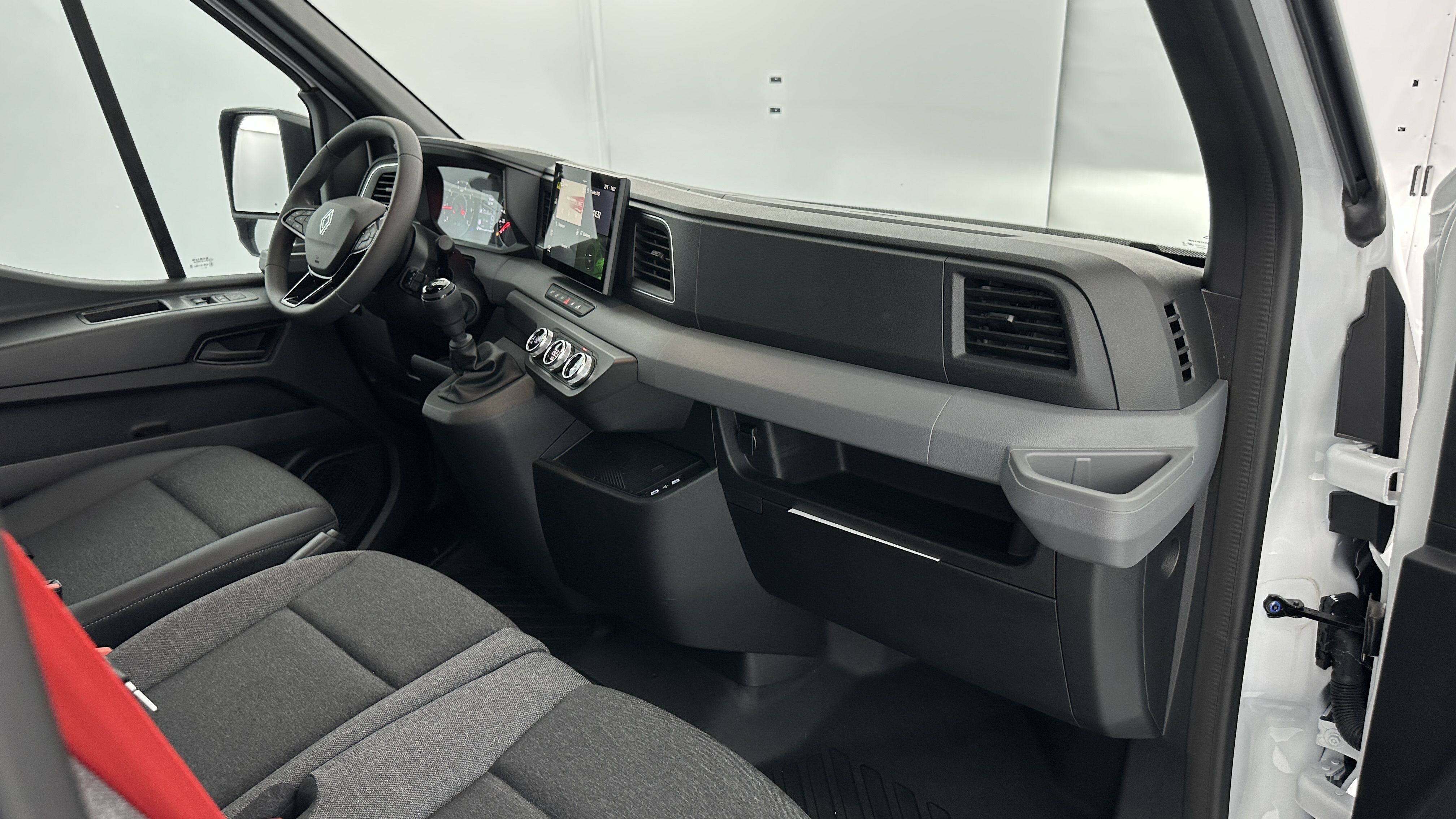 GLI00007234_p53 - RENAULT - MASTER - 2025 - photo 7