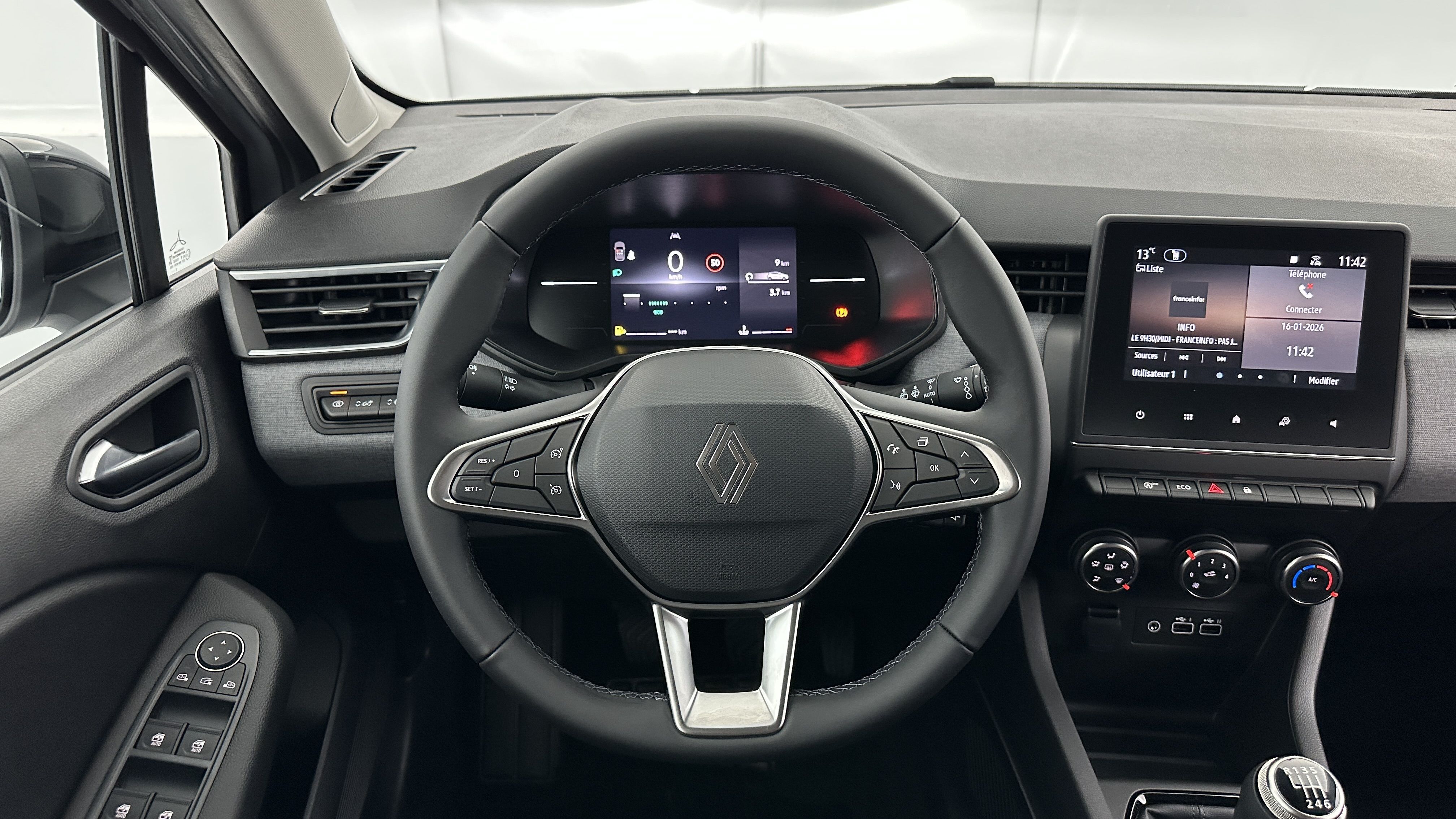 GLI00010432_p53 - RENAULT - CLIO - 2025 - photo 14