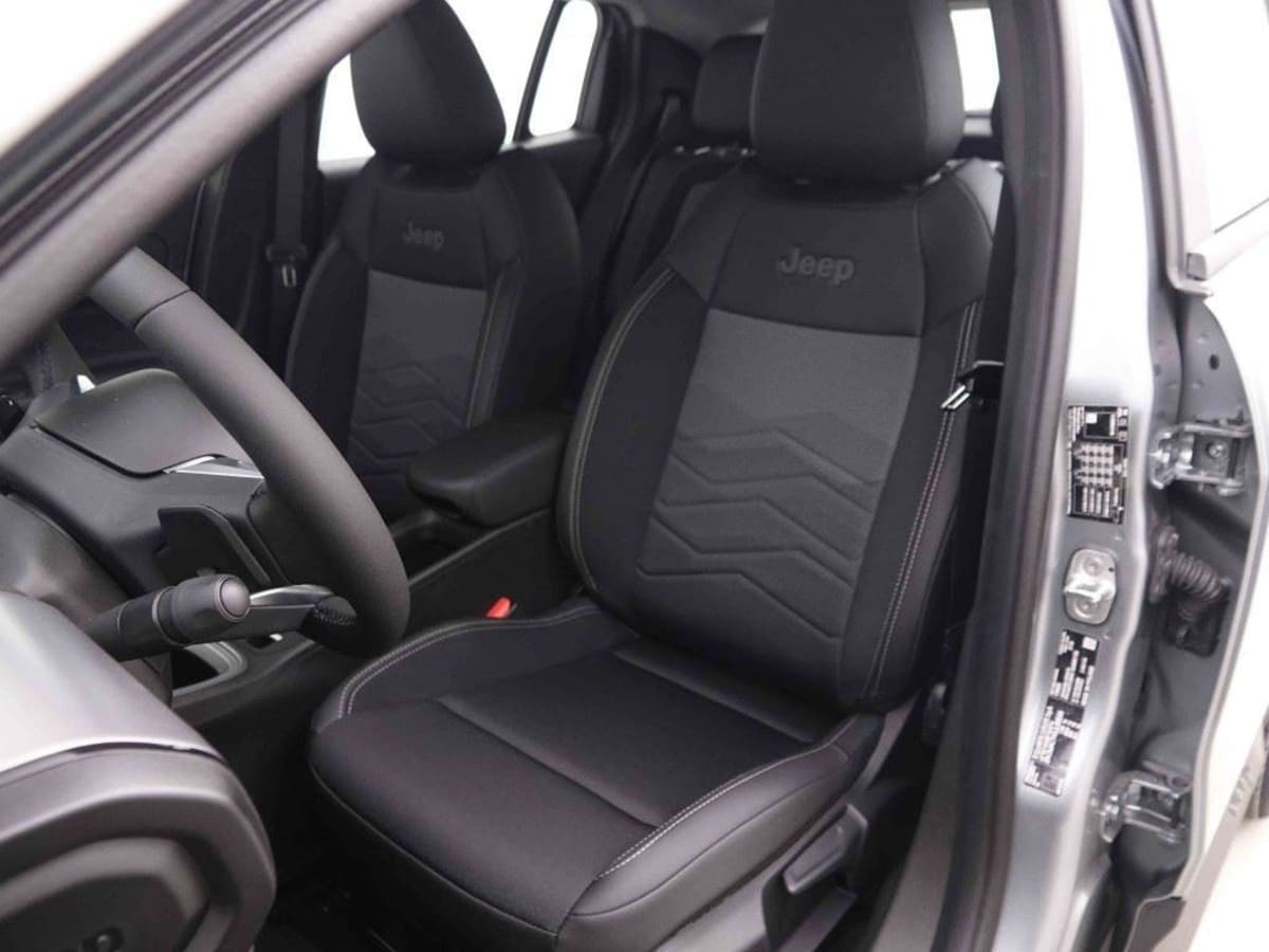 357174_p2 - JEEP - AVENGER - 2026 - photo 7